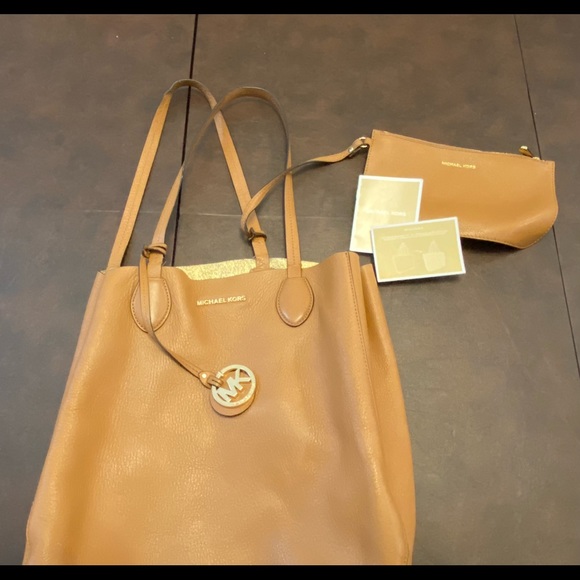 Michael Kors Reversible Handbag w/ Removal Matching Wristlet (inside) - Picture 3 of 9